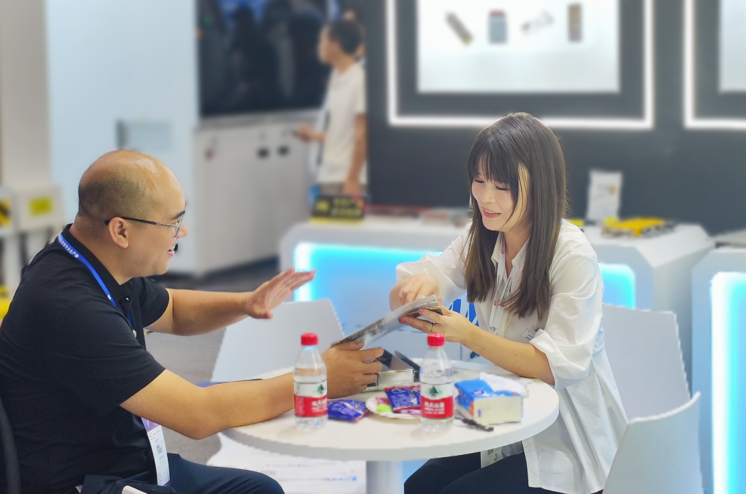 工作人员正在讲解《白皮书》